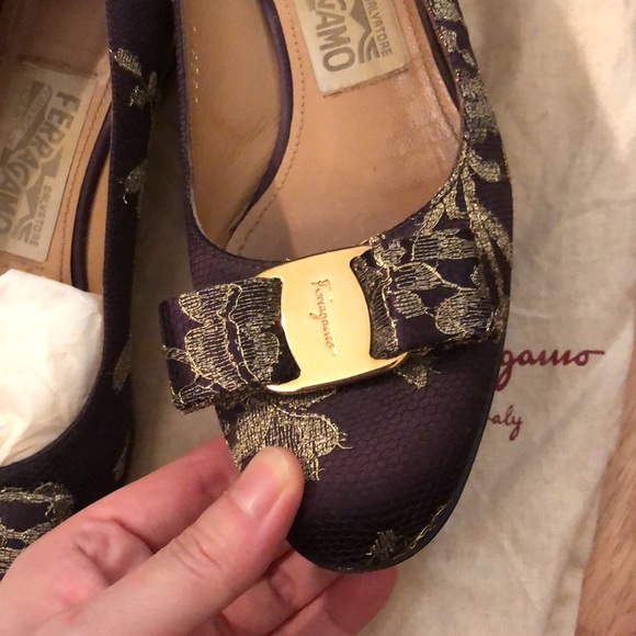 Ferragamo purple lace Vera gold low heels/shoes - Picture 4 of 5